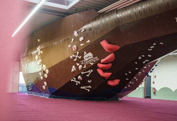 Innenraum Boulderhalle für Kinder Klettergerät im Piratenlook