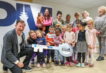 Die kleinen Besucherinnen und Besucher der Kita Fuldaer Straße freuen sich gemeinsam mit Stadtdirektor Burkhard Hintzsche über die neuen Räume