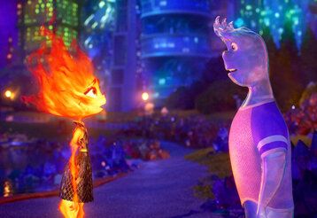 Zwei animierte Figuren stehen sich gegenüber und sprechen miteinander. Die eine Figut besteht aus Föammen, die andere aus Wasser. Im Hintergrund eine dunkle Stadtlandschaft