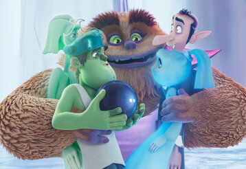 ein Ungeheuer hält verschiedene Figuren aus der Geisterbahn im Arm