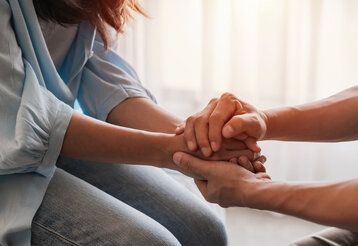 Hände von Frau und Mann, die sich halten