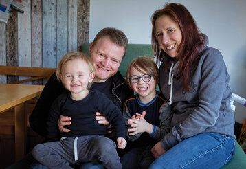 Porträt von Vater, Mutter und zwei Kindern