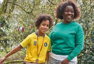 Porträt von Sohn Alexander und Mutter Jacqueline vor Magnolien