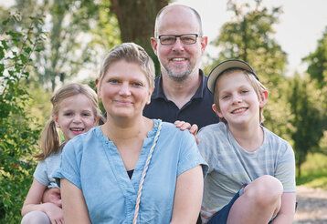 Porträt von Familie Seibt aus Urdenbach, Mutter, Vater und zwei Kinder, im Hintergrund Natur