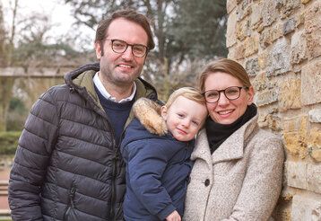 Porträt von Familie Steffens: Vater, Mutter, Kleinkind im Nordpark