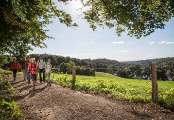 Familie wandert im Bergischen Land