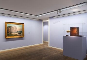 Raum im Museum, keine Besucher, ein Gemälde an der Wand, Camera Obscura im Schaukasten