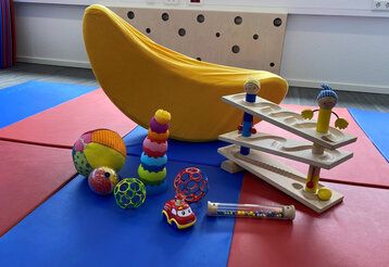 Raum des Familientreffs Gerresheim mit Matten und Spielzeug