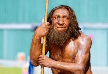Figur eines Neanderthalers vor dem Neanderthal Museum