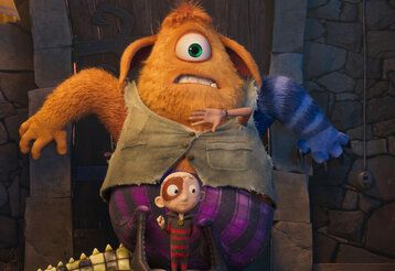 Szene aus dem Film Alles voller Monster, ein Monster fürchtet sich und stellt sich vor eine Tür und ein kleiner Junge steht vor dem Monster