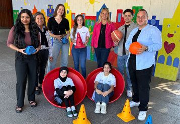 Gruppenbild auf einem Schulhof