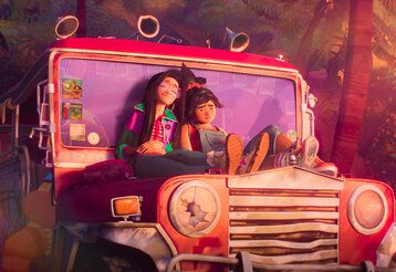 Szene aus dem Animationsfilm Forgotten Island, zwei Mädchen sitzen auf der Motorhaube eines Busses im Urwald