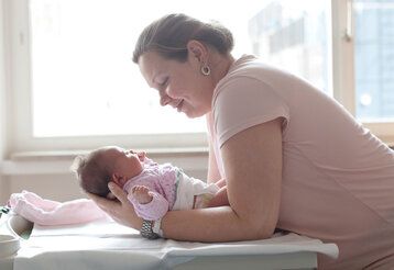 Frau mit Baby in der EVK Wochenbettambulanz