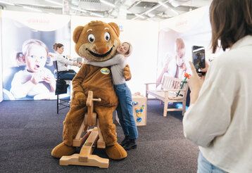 Frau umarmt Saubär bei Babini Messe