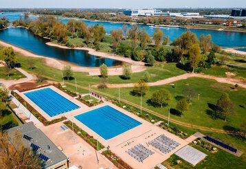 Freibad Lörick und Rhein von oben