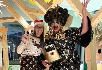 Freifrau von Kö mit Assistentin in der Stadtbücherei im KAP