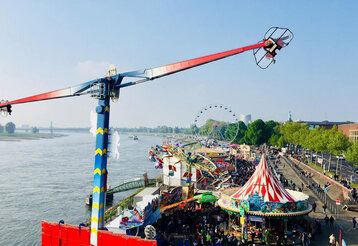 Blick von oben auf die Frühlingskirmes am Tonhallenufer