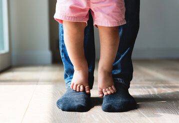 Füße von Vater und Sohn