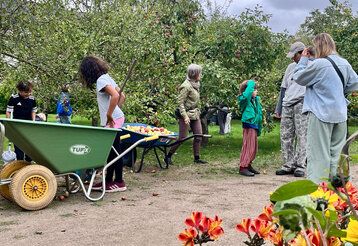 Kinder und Erwachsene gärtnern im Zentralschulgarten