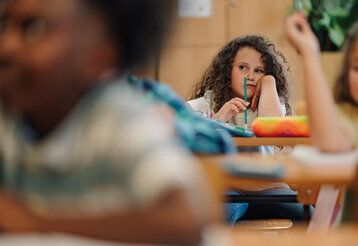 Gelangweiltes Mädchen im Unterricht