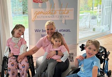 Gruppenbild: Barbara Schweitzer mit drei Kindern, zwei davon im Rollstuhl