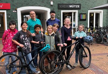 Schulleiter Jens Böhm (links) und Carsten Wien von der Schickem Mütze freuen sich, die passenden Räder für die zukünftige Fahrrad-AG gefunden zu haben