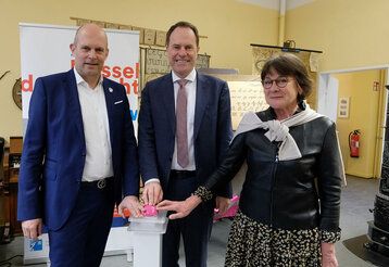 Oberbürgermeister Dr. Stephan Keller (mitte) und Dr. Robert Hauber, Geschäftsführer Finanzen der Telekom Deutschland, mit der Schulleiterin der Max-Schule, Annette Kessing