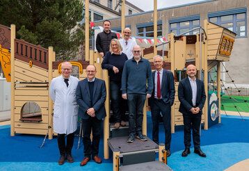 Gruppenbild auf neuem Spielplatz UKD