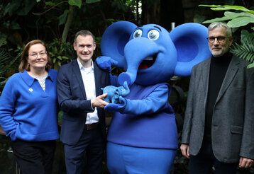 Gruppenbild: Der Kinderschutzbund Düsseldorf. Von links nach rechts: Bettina Erlbruch, Dr. Jochen Reiter, der blaue Elefant, Dr. Hauke Duckwitz