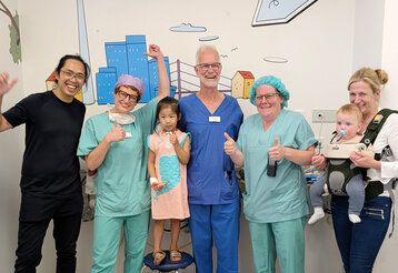 Gruppenbild Team Anästhesie Kaiserswerther Diakonie mit kleinen Patienten und Eltern