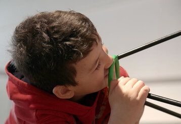 Junge bei der Mitmachausstellung Hää? im Akki