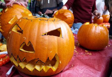Kürbisse werden zu Halloween-Fratzen geschnitzt