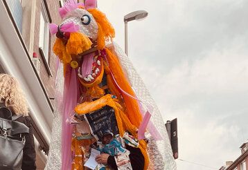 Gebilde aus buntem Plastikmüll wandert durch Gerresheim