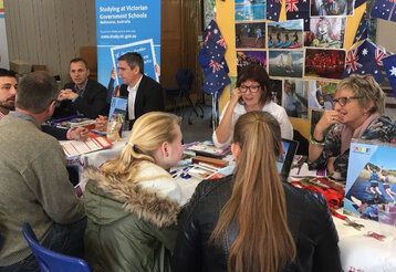 Gesprächssituation auf der Highschool Messe