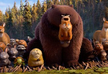 Szene aus dem Animationsfilm Hoppers, ein Bär und verschiedene Waldtiere stehen zusammen