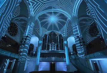 Immersive Lichtinstallation in einer Kirche, blaues Licht