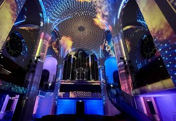 Immersive Lichtinstallation in einer Kirche