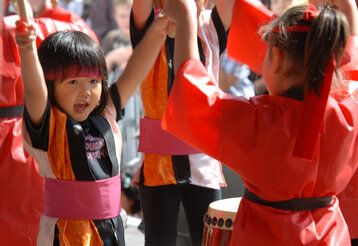 Japanische Kinder trommeln beim Japantag