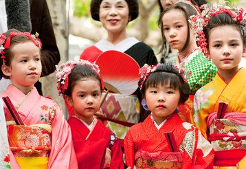 Japanische Mädchen in traditionellen Kimonos