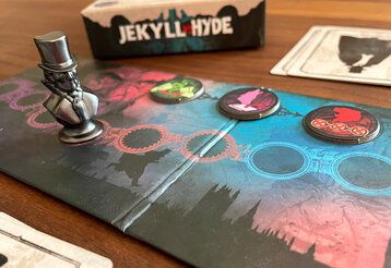 Spielbrett mit Spielfigur und Karten