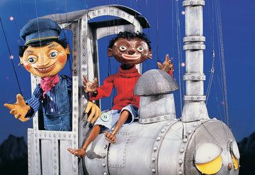 Die Marionetten Jim Knopf und Lukas der Lokomotivführer in der Lokomotive