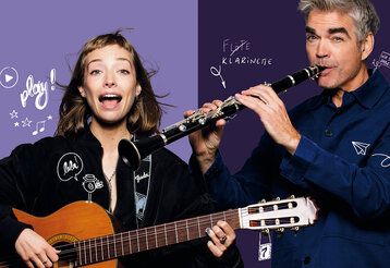 eine Frau spielt Gitarre und ein Mann Klarinette, der Hintergrund ist links hell- und rechts dunkelviolett