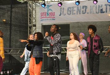 Jugendliche auf der Bühne des See you Festivals NRW 2021