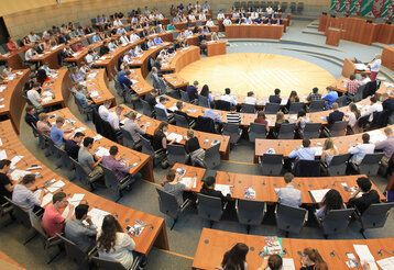 Personen im Plenarsaal des Landtags NRW