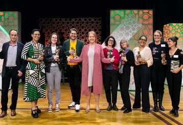 Die Sieger:innen des Deutschen Jugendliteraturpreises mit Bundesministerin Lisa Paus