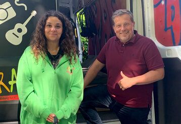 Porträt von Thomas Girgott mit Projektkoordinatorin vor dem Jugendmobil