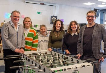 Karl-Hermann Otto, Leiter Jugendreferat, Finja Wischnewski, Mitarbeiterin, Kristin Brinker, ehrenamtliche Mitarbeiterin, Jennifer Leistner, Leiterin der Einrichtung, Nicole Mechtenberg vom Jugendreferat und Tobias Gobiet, 2. Stellvertretender Bezirksbürgermeister.