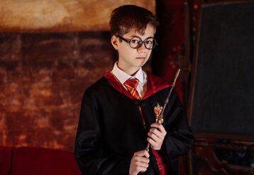 Ein Junge ist als Harry Potter verkleidet