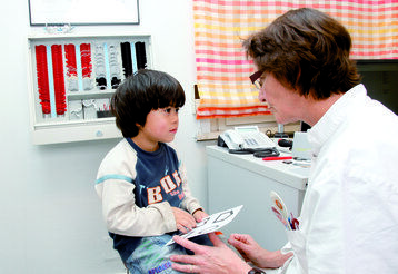 Kleiner Junge in Augenarztpraxis mit Ärztin