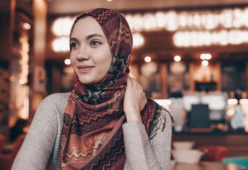 Junge Frau mit Kopftuch im Porträt